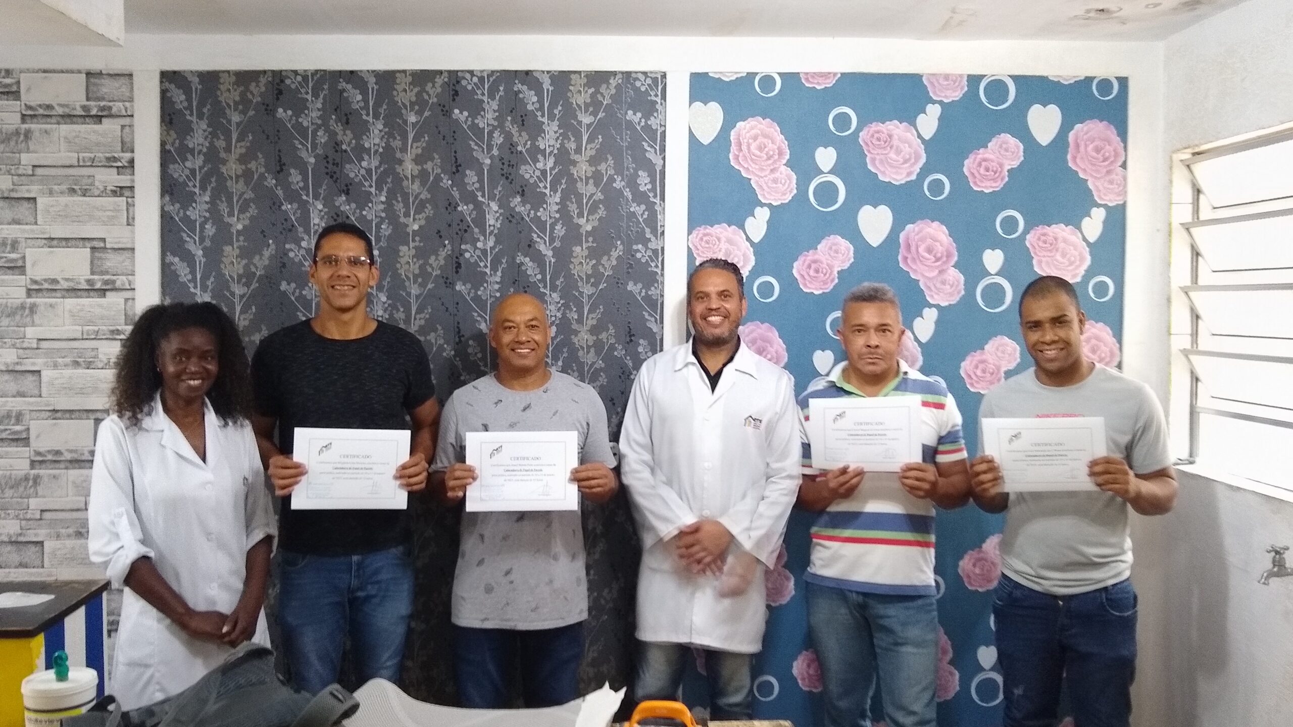 Treinamento presencial de instalação de papel de parede