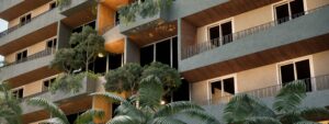 Apartamentos na Planta no Tatuapé 2025 – Direto com a Construtora, Alta Floresta Tatuapé: O Novo Conceito de Morar Bem em São Paulo, Empreendimentos Pratica Incorporadora, Alta Floresta Tatuapé: O Novo Conceito de Morar Bem em São Paulo, Apartamentos de Alto Padrão no Tatuapé: Por Que o Alta Floresta se Destaca, &nbsp; Varanda Floreada com Irrigação Automática: Um Diferencial Exclusivo no Alta Floresta Se existe um elemento capaz de transformar completamente a experiência de morar em um apartamento, esse elemento é a varanda. No Alta Floresta Tatuapé, esse conceito foi elevado a um novo nível com a criação das varandas floreadas com irrigação automática, um diferencial raro no mercado imobiliário de alto padrão em São Paulo. Mais do que estética, esse recurso entrega qualidade de vida, bem-estar e valorização imobiliária, alinhando o empreendimento às principais tendências globais de arquitetura contemporânea. O que é uma varanda floreada com irrigação automática? Trata-se de uma varanda projetada para integrar vegetação natural ao ambiente, com um sistema inteligente que realiza a irrigação das plantas de forma automatizada. Isso significa que o morador pode desfrutar de um espaço verde sem se preocupar com manutenção constante. No Alta Floresta, essa solução foi pensada para oferecer praticidade e manter a vegetação sempre saudável, criando um ambiente agradável durante todo o ano. Benefícios reais no dia a dia A varanda floreada vai muito além da estética. Ela proporciona benefícios concretos que impactam diretamente a rotina dos moradores: Melhora da qualidade do ar Redução da temperatura interna do apartamento Isolamento acústico natural Ambiente ideal para relaxamento Valorização do imóvel Biofilia aplicada de forma prática A presença das varandas verdes está diretamente ligada ao conceito de biofilia, que busca reconectar as pessoas com a natureza dentro dos ambientes urbanos. No Alta Floresta Tatuapé, essa proposta é aplicada de forma prática e funcional. Ao invés de depender de decoração artificial, o empreendimento incorpora a natureza como parte essencial da arquitetura, criando uma experiência sensorial completa. Um espaço versátil dentro do apartamento A varanda no Alta Floresta não é apenas um complemento — ela se torna um dos ambientes mais valorizados do imóvel. Pode ser utilizada de diversas formas: Espaço para leitura e descanso Ambiente para home office Área gourmet integrada Local para momentos em família Essa versatilidade aumenta a funcionalidade do apartamento e melhora a experiência de morar. Baixa manutenção com alta eficiência Um dos grandes diferenciais do sistema de irrigação automática é a praticidade. Mesmo pessoas com rotina intensa conseguem manter a varanda sempre verde e bem cuidada. Além disso, o sistema evita desperdício de água e garante uma distribuição adequada para cada tipo de planta. Diferencial competitivo no mercado imobiliário Empreendimentos que oferecem soluções sustentáveis e inovadoras tendem a se destacar no mercado. No Tatuapé, onde a concorrência é alta, o Alta Floresta se diferencia justamente por entregar algo que poucos projetos oferecem. Esse tipo de inovação aumenta o valor percebido do imóvel e fortalece sua posição como produto de alto padrão. Localização e valorização Além dos diferenciais internos, o Alta Floresta Tatuapé está localizado em uma das regiões mais valorizadas da Zona Leste, próximo a importantes vias e centros comerciais. Para acompanhar o desenvolvimento urbano da cidade, você pode acessar o site oficial da Prefeitura de São Paulo. Conheça todos os detalhes do empreendimento acessando o site oficial: https://altaflorestatatuape.com/ Fale com um especialista Quer conhecer todos os detalhes das varandas floreadas e receber o book completo do projeto? Fale agora com um especialista. 📲 Falar com especialista Localização do empreendimento Entrega prevista: Outubro de 2028 Palavras-chave SEO: varanda floreada apartamento, irrigação automática varanda, alta floresta tatuapé varanda verde, apartamento com plantas na varanda, biofilia em apartamentos são paulo, varanda verde tatuapé, apartamento com área verde integrada